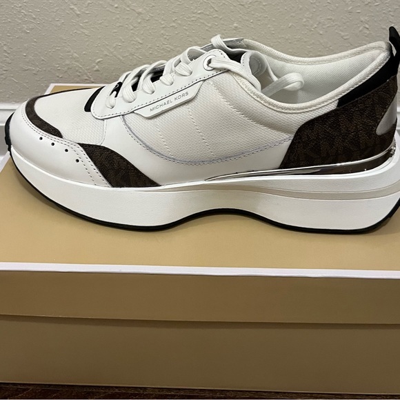 MICHAEL KORS WOMENS ATHLETIC SHOES SIZE 9,5 NEW IN THE BOX - Picture 2 of 8